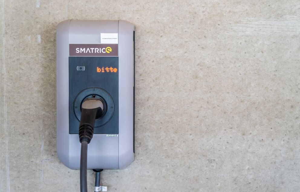 Smartics Ladestation für E-Autos hängt an einer Wand.