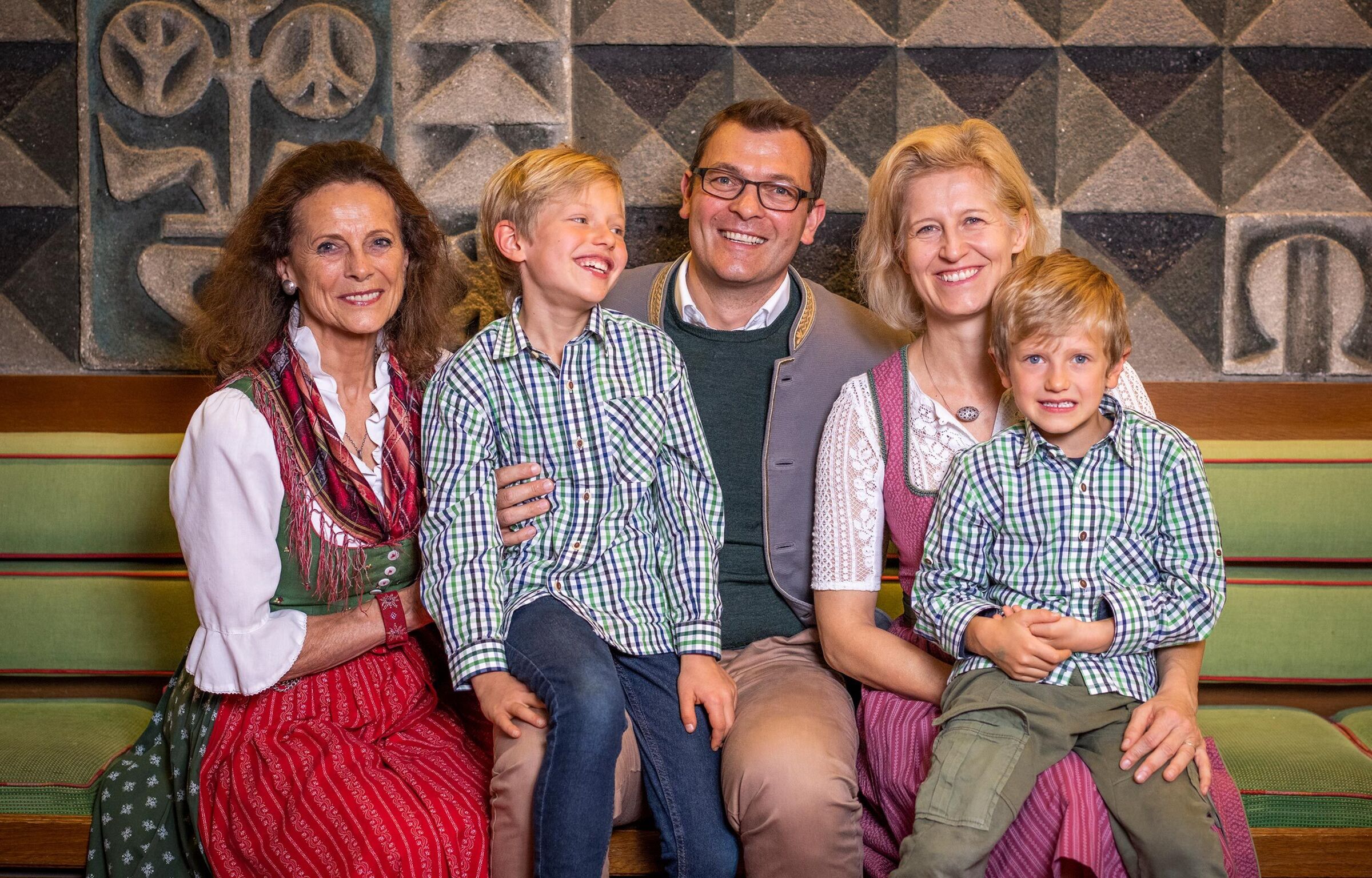 Ritratto di famiglia a 5 persone della famiglia Forstnig, proprietaria del Trattlerhof.