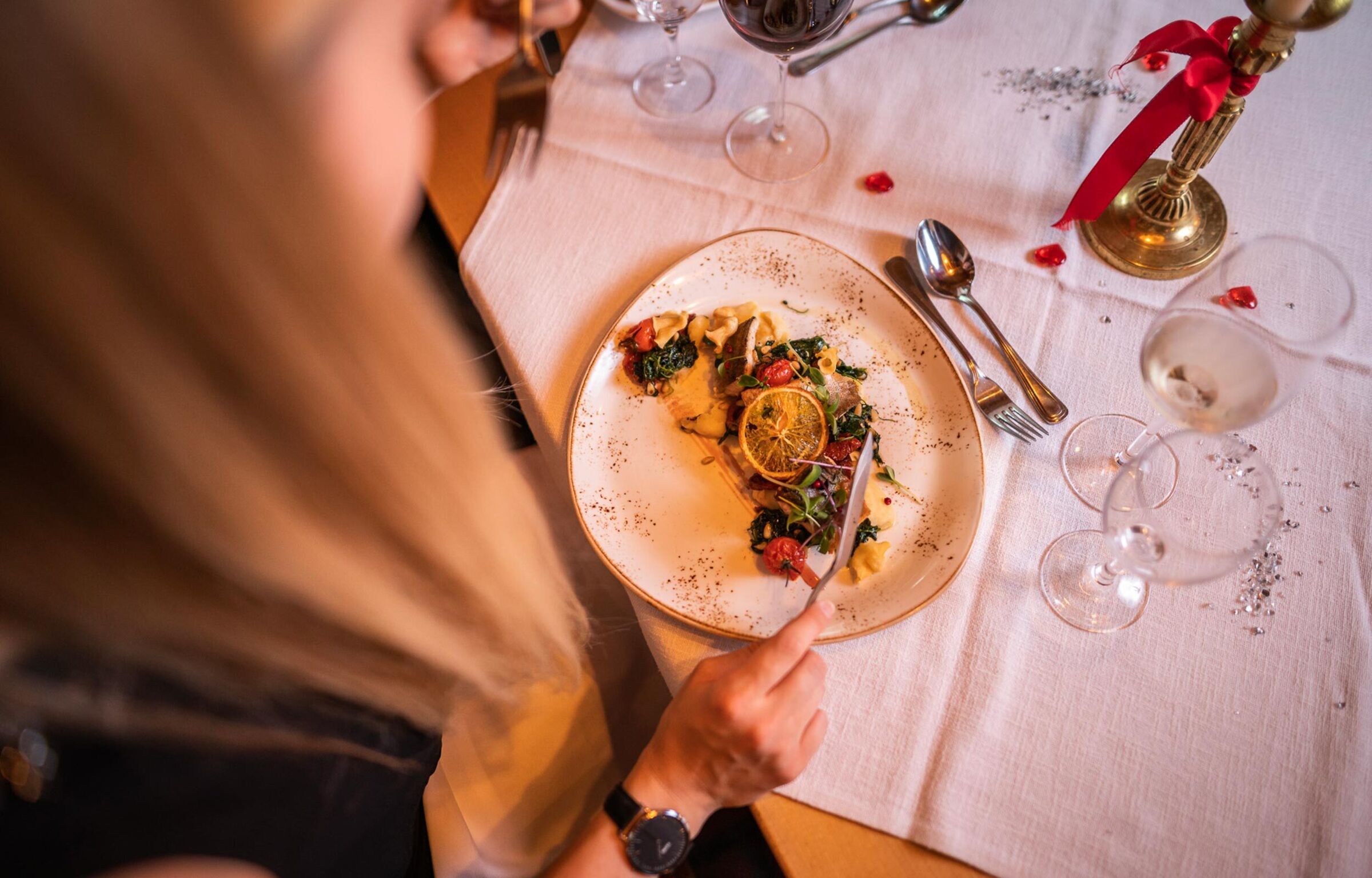 Il pesce regionale viene preparato su un piatto e consumato immediatamente.