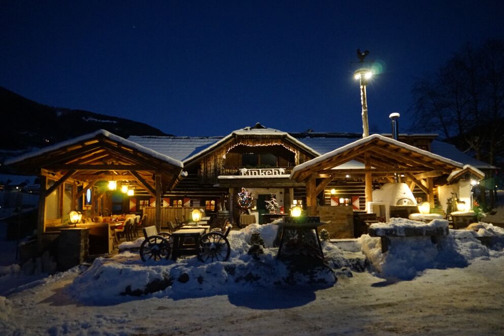 Das Restaurant Einkehr von außen mit Schneebedeckt