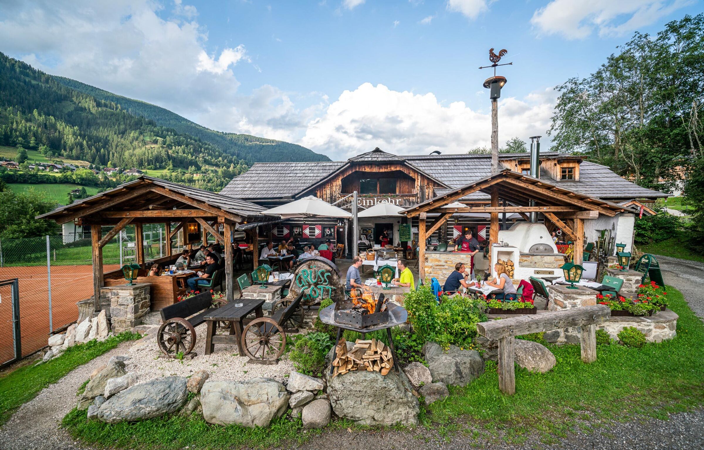 Eine rustikale Hütte zum einkehrern im Sommer in den Bergen.